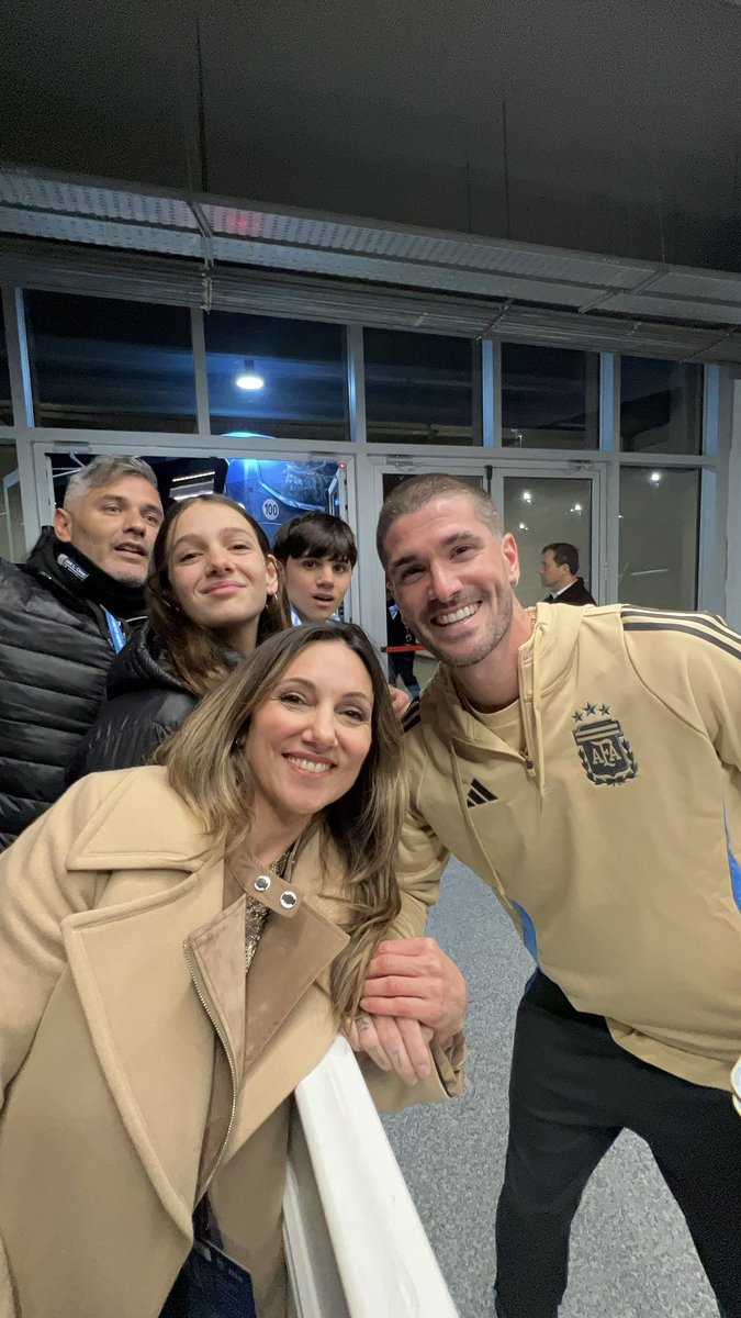 Cuando tus hijos vienen al trabajo con vos, pero Sos Periodista deportiva y cubrís Selección Argentina 🇦🇷 … pasan cosas 😂😅