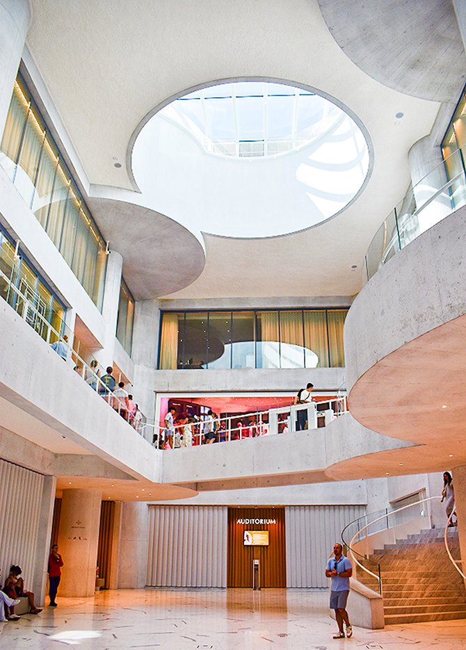 raj_soma31485's tweet image. Where light carves architecture in the sky and shadows dance on chocolates - Lindt Chocolate Factory, Zurich✨ Stay tuned for more Europe sketches and my next drop coming soon!

#ArchitectureLovers #GeometryInDesign #architecture #LightAndForm #nftarti̇st #NFTdrops #NFTCollection