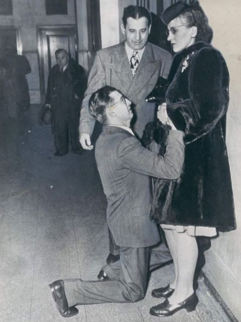 TlrWorldWidellc's tweet image. A man begging for his wife's #forgiveness inside a #divorcecourt in #Chicago, 1948. While some guys are jumping up n down yelling FREE AT LAST. lol 😂 #divorce #Wife SEE YA 👋
