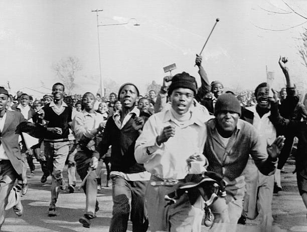 HistorySAZAR's tweet photo. Black students protesting against the compulsory teaching of Afrikaans in schools, 1976. https://t.co/EI9VkOsSHe