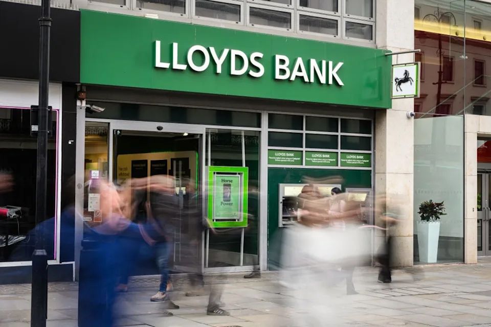 Lloyds Bank now lets customers deposit up to £300 daily at 30,000+ PayPoint locations. A big win for #FinancialInclusion!
We at PS CIC welcome this step toward more accessible banking. 
uk.finance.yahoo.com/news/lloyds-be… 
#CommunityFinance #LloydsBank #PayPoint