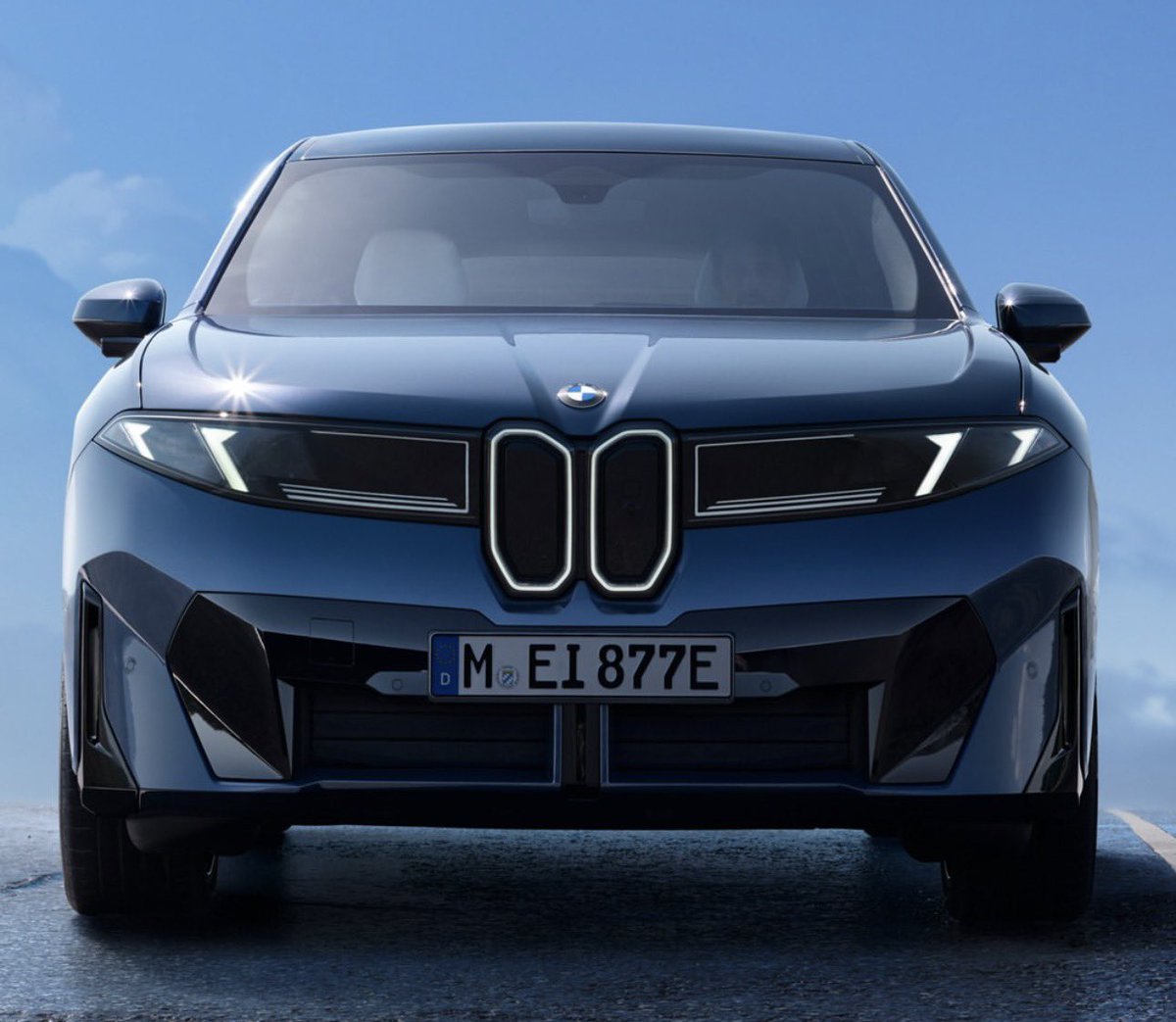 niccruzpatane's tweet image. BMW just released their new iX3 

• Base Price $60,000 USD
• Up to 400 mi range (50i xDrive)
• 463 hp, 0-60 mph in 4.7 seconds 
• NACS port
• 800-Volt Architecture
• Bi-directional charging 
• Up to 400 kW charging 
• Optional Hands-Free Highway Driving System