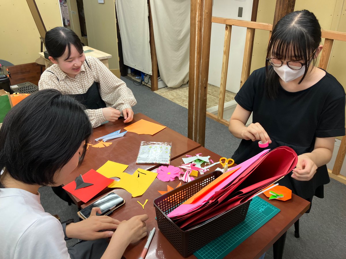 JKnote_Official's tweet photo. 【定例ミーティング】

9月最初のミーティングは、活動部屋の片付けをしたおかげで心機一転✨

ユースセンター入口の貼り紙を作成したり、作曲をしたり…！？

近々詳細をお伝えする予定ですのでお楽しみに♪ https://t.co/MSuwYRUYJS