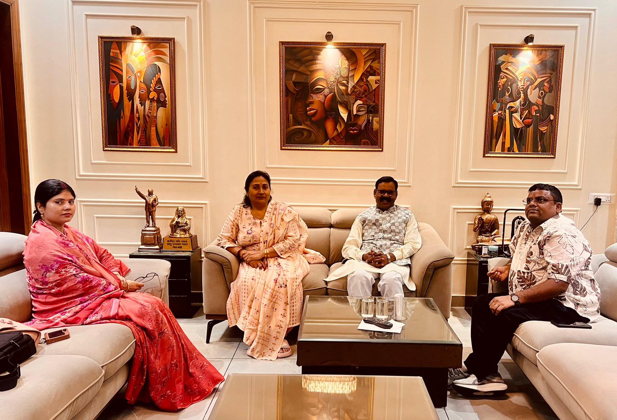 rajbalabjpmla's tweet image. आज रामपुर में भारतीय जनता पार्टी के वरिष्ठ नेता एवं पिछड़ा वर्ग उपाध्यक्ष आदरणीय श्री सूर्यपाल प्रकाश पाल जी के आवास पर आत्मीय भेंट की ।

इस अवसर पर मा. से लोकहित के विविध विषयों पर सार्थक चर्चा एवं वार्ता भी हुई।

#BJP #Rampur #mlarajbalasingh #MYogiAdityanath #bjp4up #bjp4ind