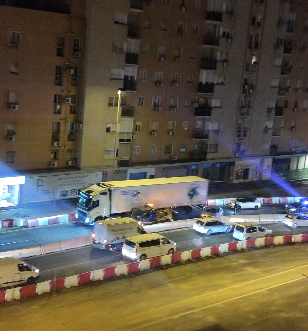 Accidente nuestro de cada día en Ronda URBANA Norte.
 <a href="/Ayto_Sevilla/">Ayuntamiento de Sevilla</a> tras años consintiendo que se vaya a más de 100km/h
¿Ahora por las buenas pretendéis que vayan a 30km/h?
La dejadez es insultante <a href="/jlsanzalcalde/">José Luis Sanz</a> <a href="/jdelarosa100/">Juan de la Rosa</a> 
Accidentes, camiones... la foto habla por sí sola