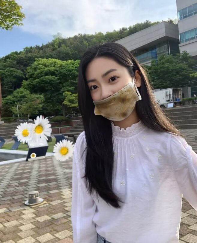 流感肆虐，感谢保安大哥好心给我老婆送了个口罩！说是用艾草熏了三天三夜，防病效果一流，味道“独特”到她都想吐。我劝她良药苦口，硬是戴了一天。感谢保安大哥这“热心肠”，