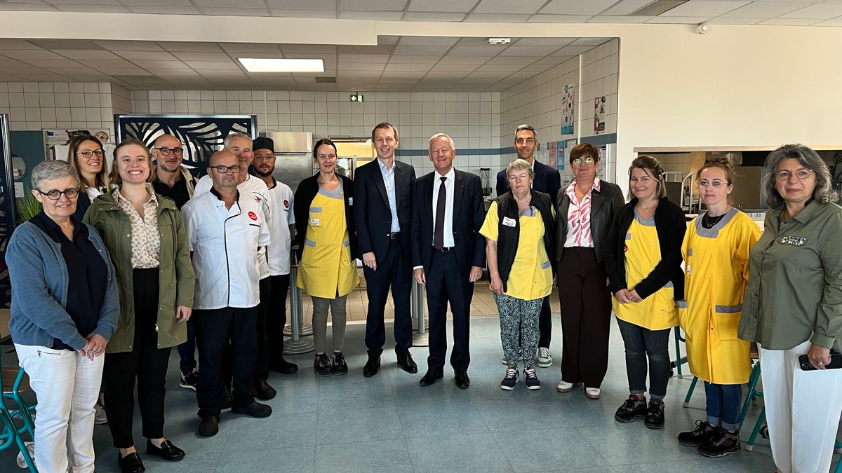 [#ENSEIGNEMENT] 🎒 Le Département de la Mayenne va à la rencontre des agents des collèges et des collégiens pendant cette période de rentrée, avec la traditionnelle distribution de gourdes à l'ensemble des nouveaux collégiens !