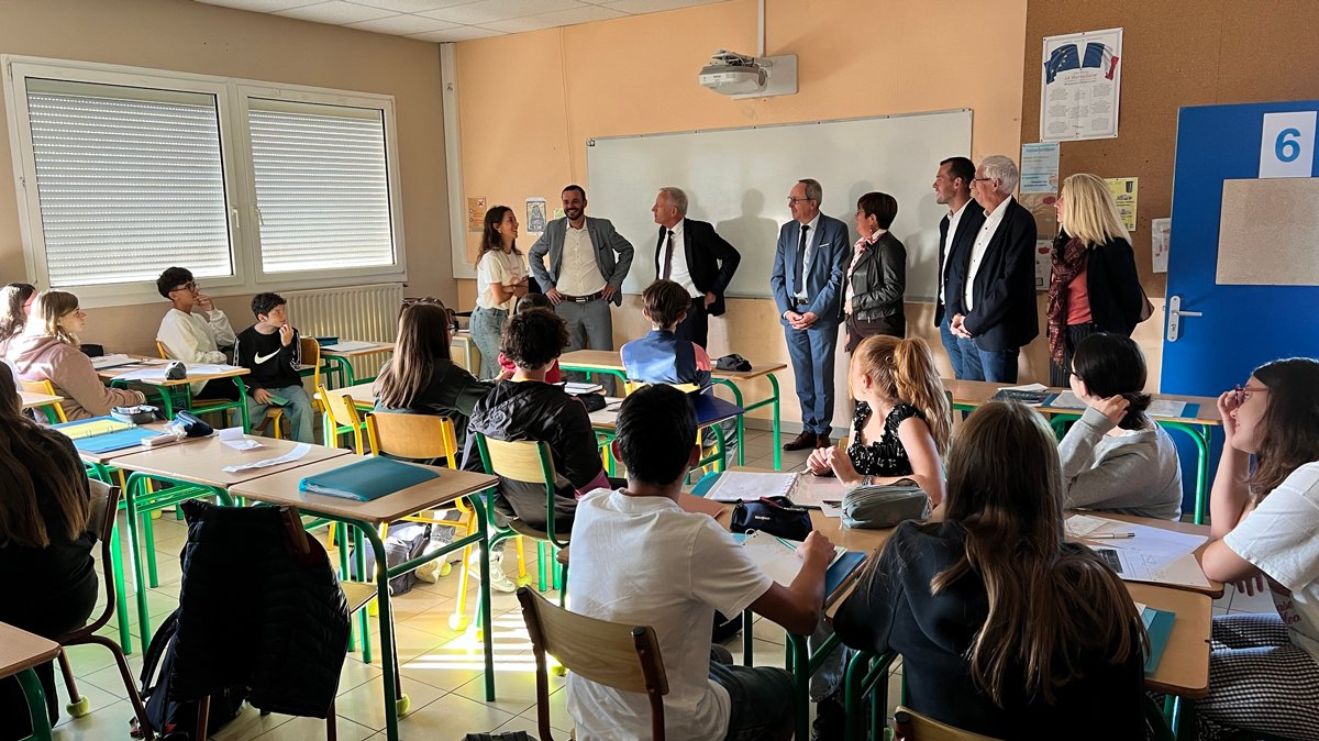 lamayenne's tweet image. [#ENSEIGNEMENT] 🎒 Le Département de la Mayenne va à la rencontre des agents des collèges et des collégiens pendant cette période de rentrée, avec la traditionnelle distribution de gourdes à l'ensemble des nouveaux collégiens !