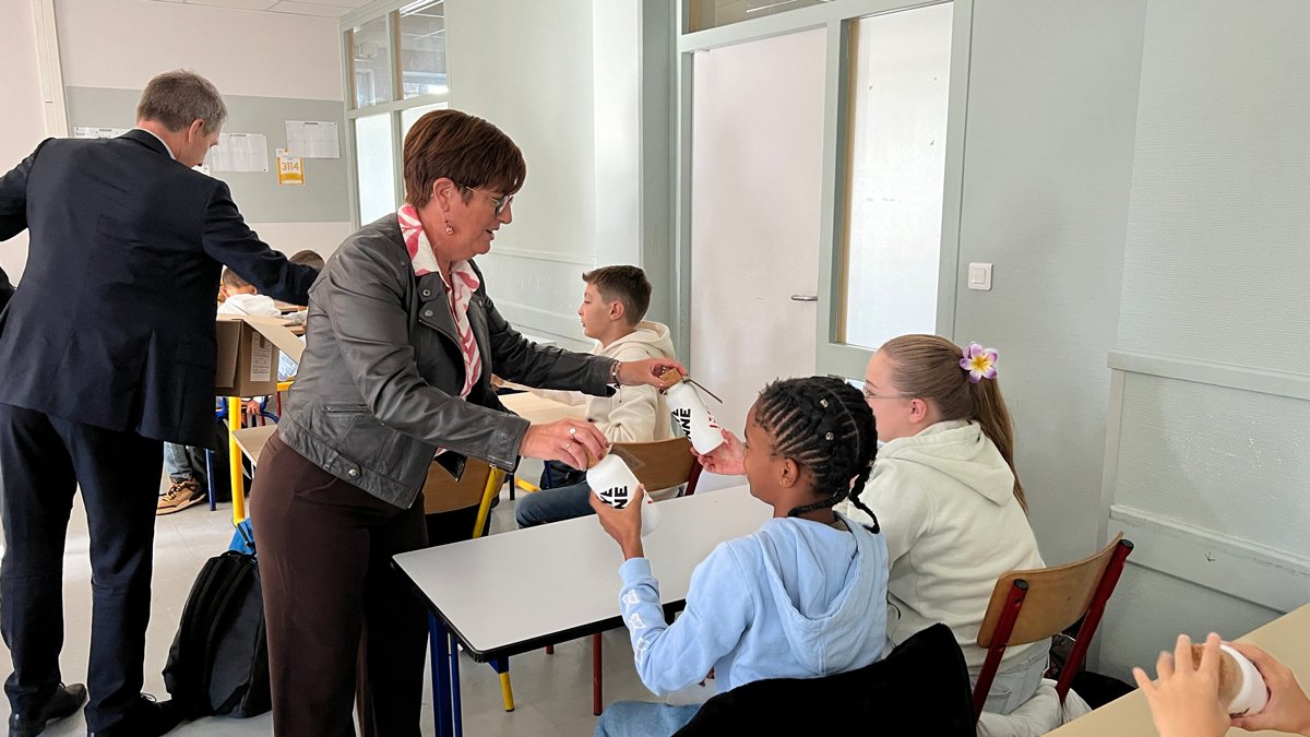 lamayenne's tweet image. [#ENSEIGNEMENT] 🎒 Le Département de la Mayenne va à la rencontre des agents des collèges et des collégiens pendant cette période de rentrée, avec la traditionnelle distribution de gourdes à l'ensemble des nouveaux collégiens !