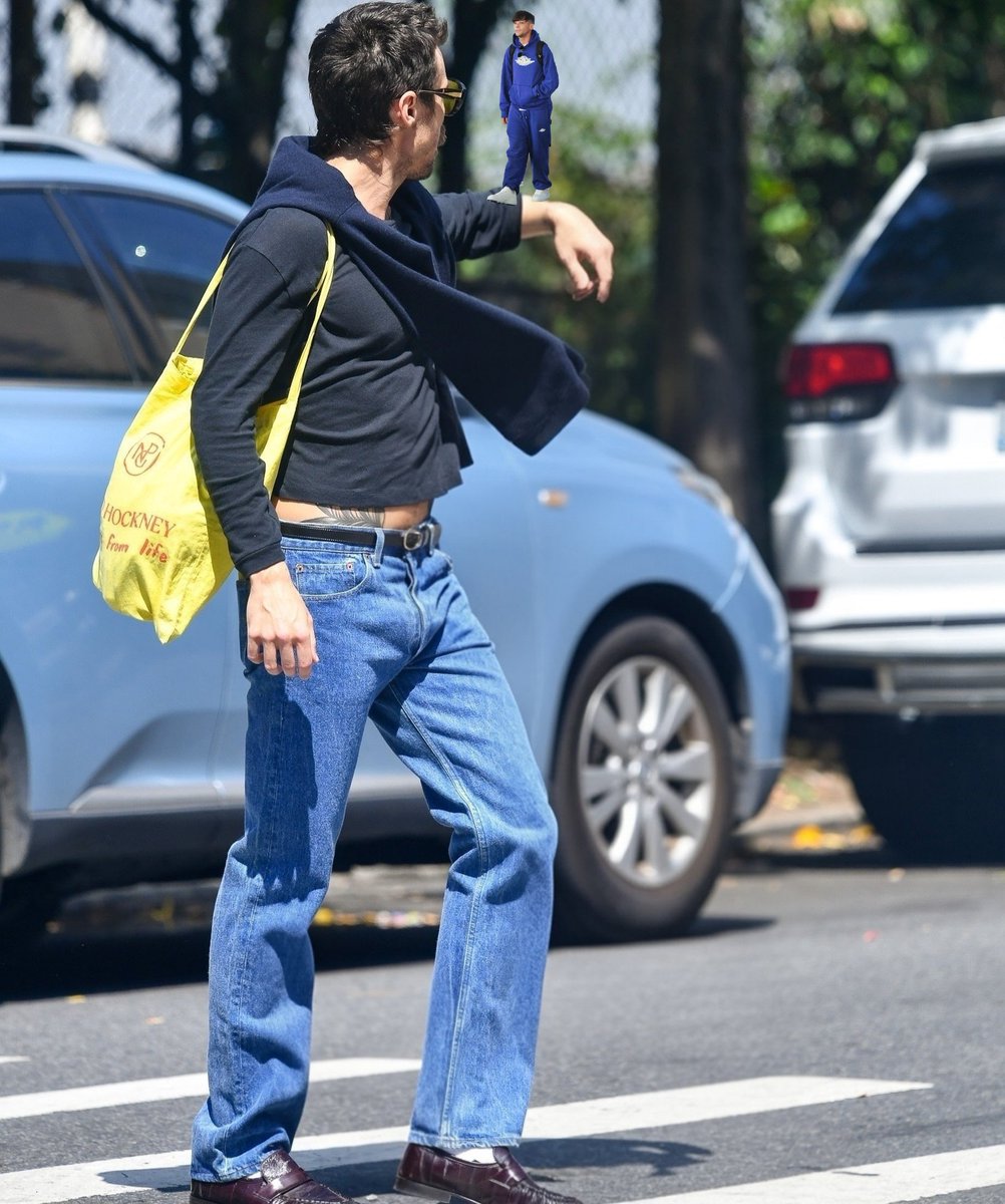 The outfit, the falcon... wow just perfection