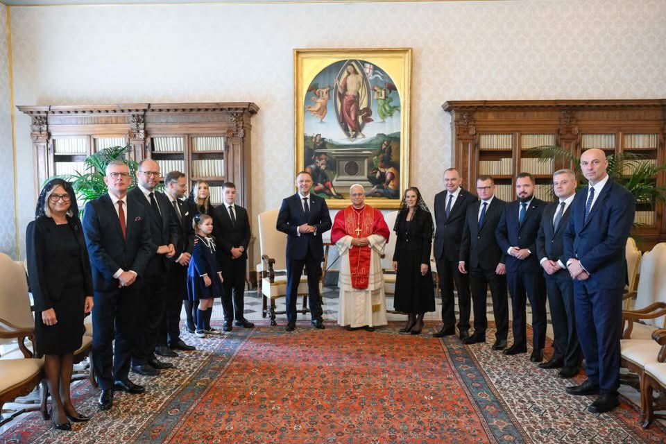 Paweł Szefernaker 🇵🇱 (@szefernaker) on Twitter photo Watykan. Polska delegacja na czele z Prezydentem RP Karolem Nawrockim na audiencji u Papieża Leona XIV.
Fot. <a href="/VaticanNewsPL/">Vatican News PL</a> Watykan. Polska delegacja na czele z Prezydentem RP Karolem Nawrockim na audiencji u Papieża Leona XIV.
Fot. <a href="/VaticanNewsPL/">Vatican News PL</a>