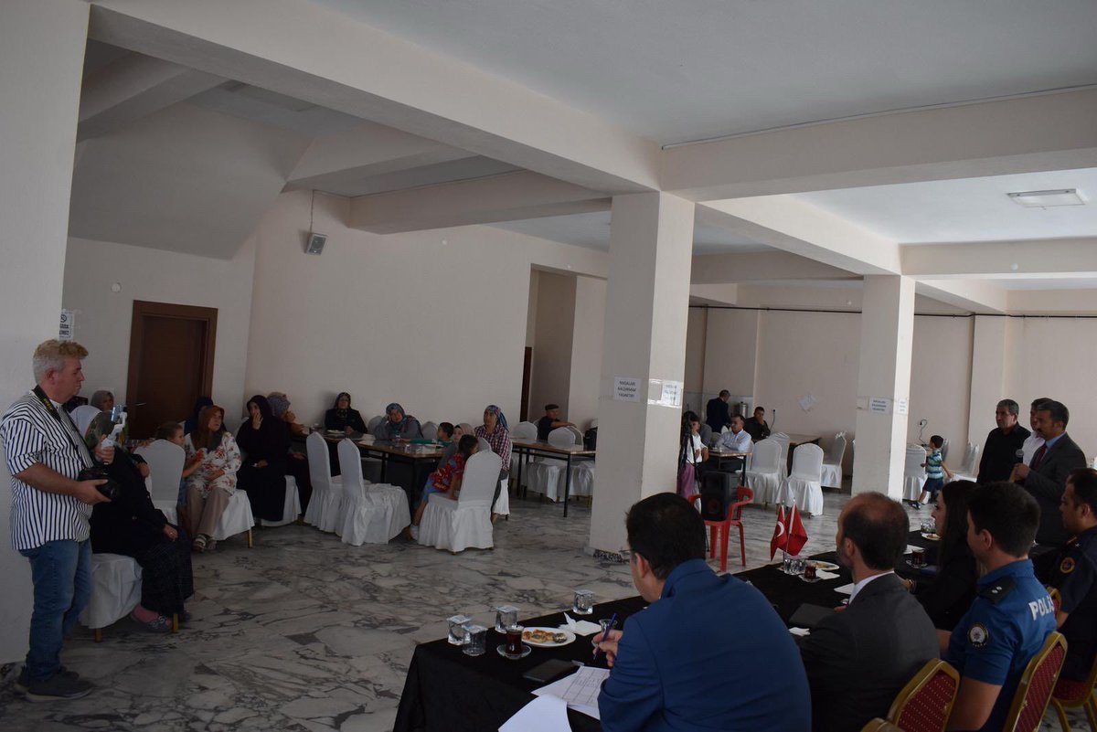 Kaymakamımız Nesrin UYGUN, ilçemiz kurum amirleriyle birlikte Halk Toplantısında vatandaşlarımızla bir araya geldi. Mahalle muhtarları da toplantıda hazır bulundu.