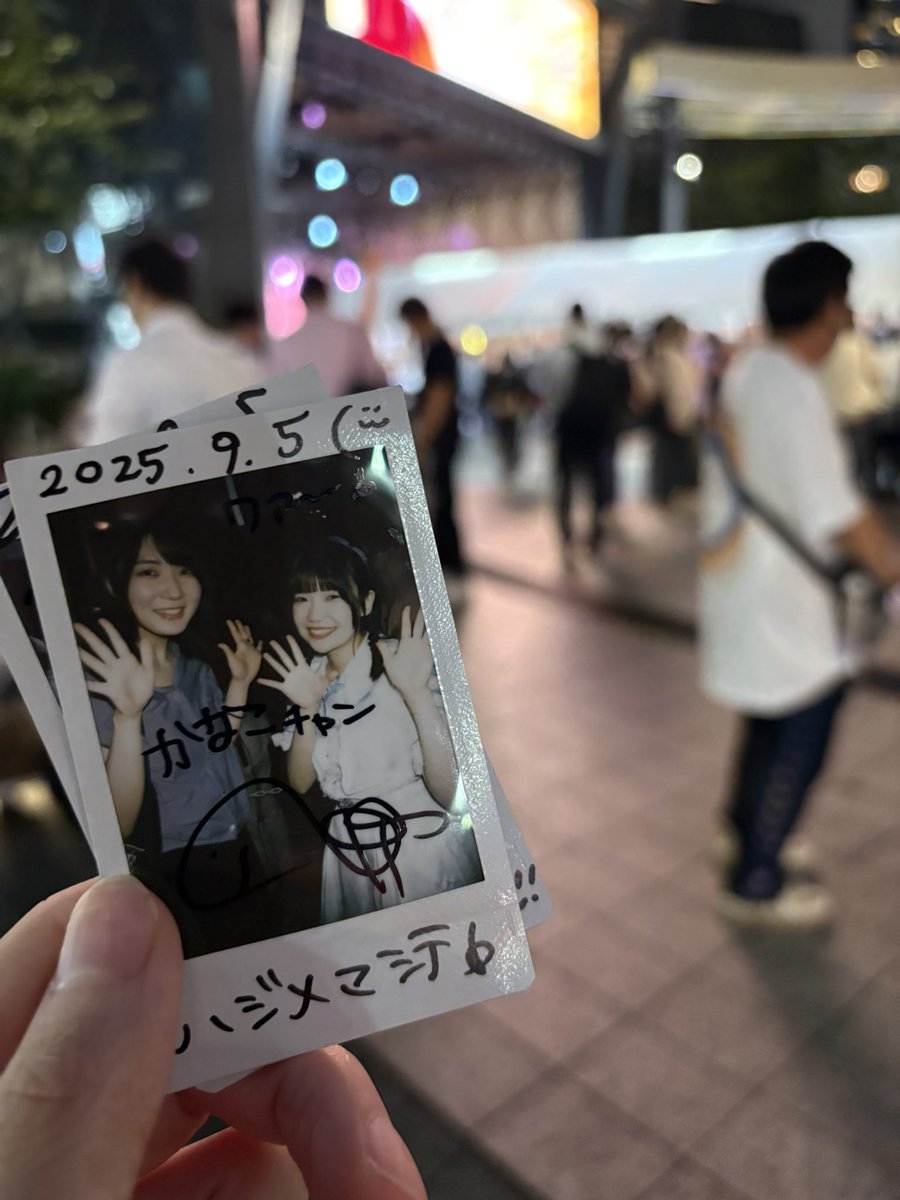 会社の上司とLIVE行きまして、初チェキ撮りました📷目がきゅるんきゅるんで可愛かったので、曲覚えたいなと思いました。上手く喋れず、何話したか何も覚えてない。そして私でかいな。。笑