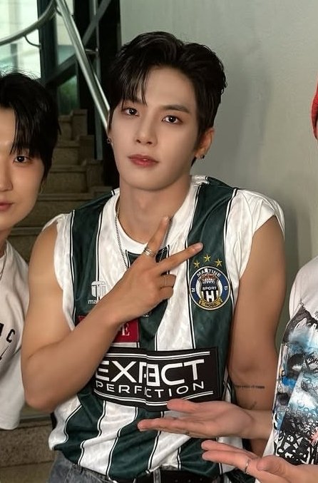 freedumb_weirdo's tweet image. 250905 🐻⭐

팔뚝으로 긁은 사람 누기야 ꒰ ⸝⸝ɞ̴̶̷ ·̮ ɞ̴̶̷⸝⸝꒱
재쥬니 억울해서 깐거 같디¿ 헤헿

#인어미닛 #InAMinute #HowWeDo
#재준 #준태 #현엽