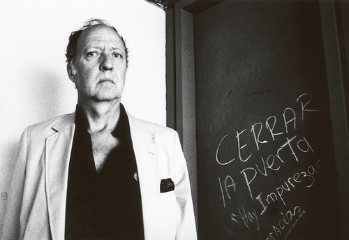 Desnoes (con Marshall Blonsky) sobre Armani:
"Armani inauguró una nueva visión de la moda, un nuevo conjunto de signos para hombres y mujeres. Eres tu apariencia; la realidad es una cuestión de percepción, no de autoridad".