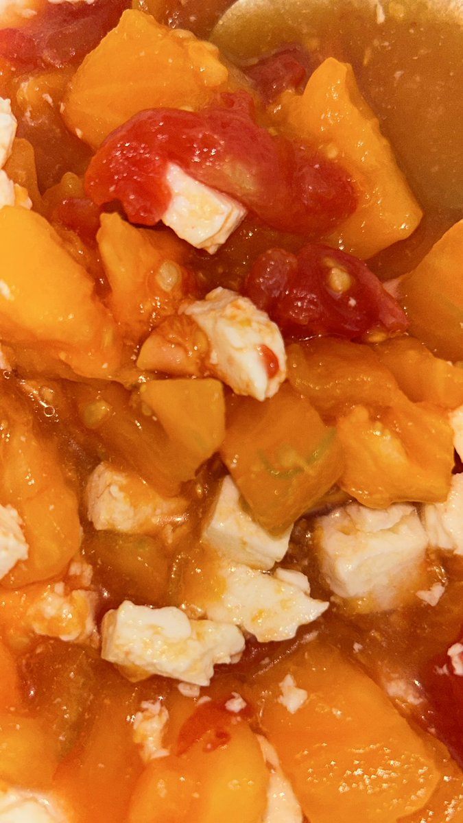 найсмачніше, що ви зараз можете зробити:
великі, соковиті томати, без шкірки 
сіль/ можна трави 
олія
адегейський сир

і це розвал кабіни 😍