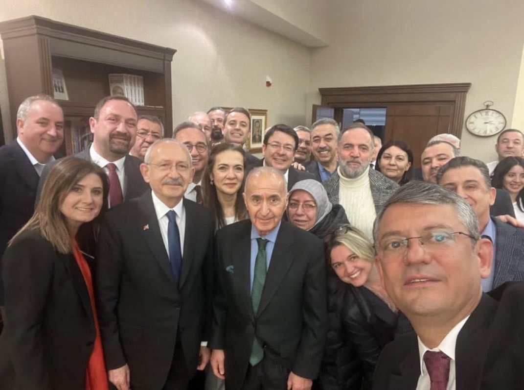 Yılmaz Özdil:

"Selin Sayek Böke, CHP genel sekreteri oldu, kendisini bu koltuğa oturtan Kılıçdaroğlu’nu devirmek için Özgür Özel’in safında yer aldı."