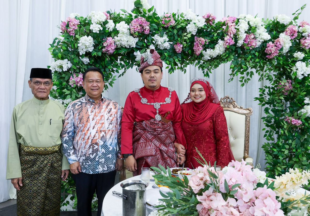 Berkesempatan hadir meraikan hari bahagia pasangan mempelai hari ini, Siti Nur Farah Bintil Khairil Azmin dan Mohd Luqman Bin Mohd Yamin.

Lebih istimewa kerana pengantin perempuan merupakan staf sendiri di Unit Media Pejabat Menteri Kementerian Kerja Raya.

Saya juga