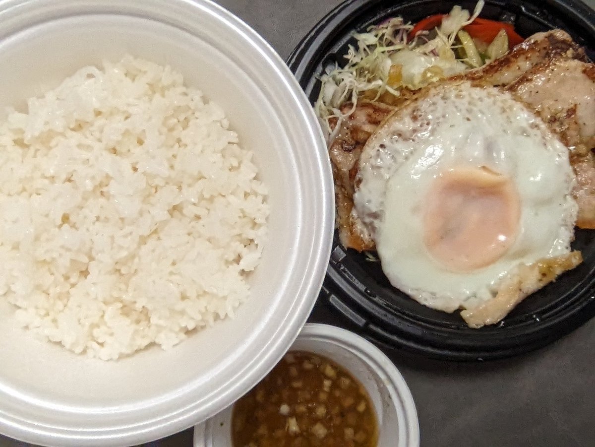 OperaPlusMika's tweet image. #松屋 「コムタム風ポークライス」また食べてみた
気づけばもう3回以上食べていますがやっぱり美味しい
自分はピリ辛の魚醤タレに豚肉をディップして食べるスタイルがお気に入り
タレの塩味と豚の脂の甘みがちょうど良いバランスで楽しめます
価格も手頃なのでぜひ通年メニューにしてほしい一品です