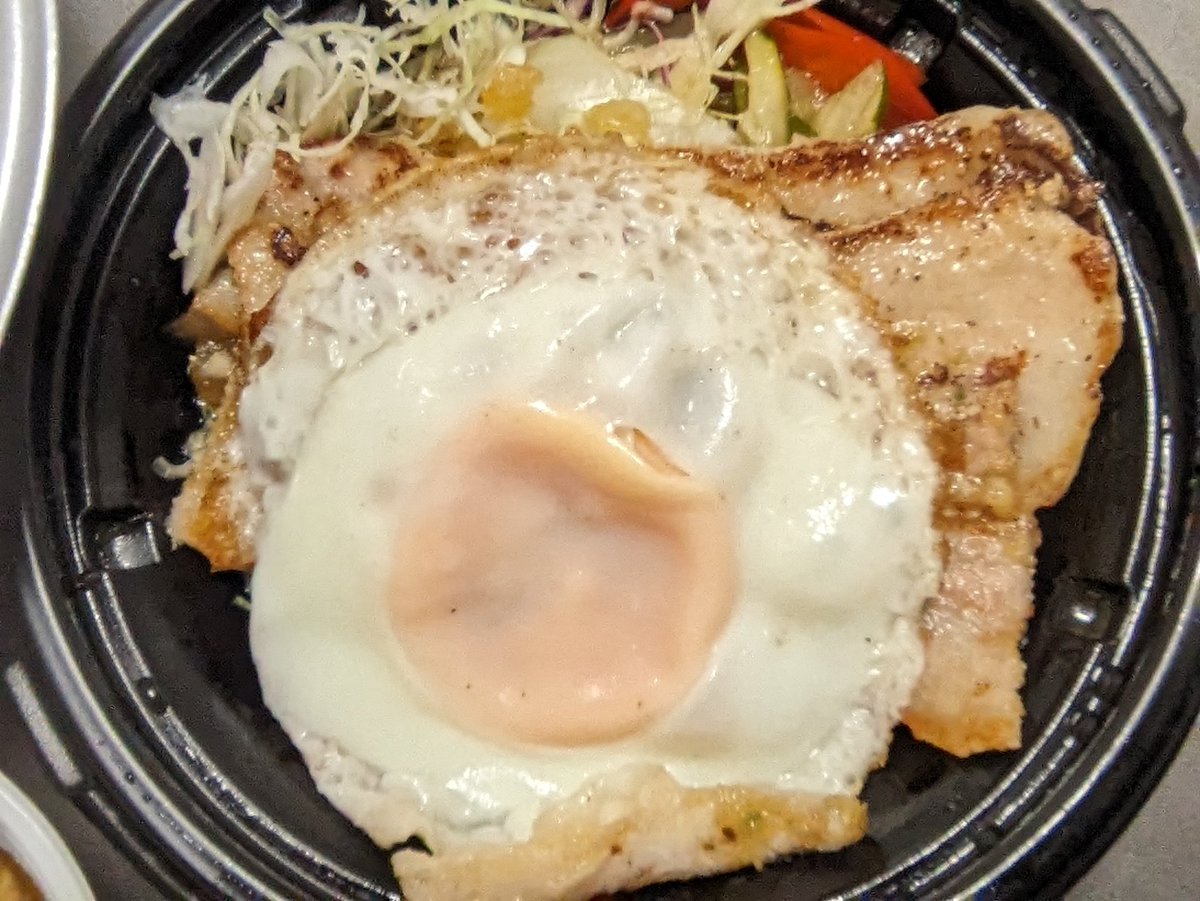 OperaPlusMika's tweet image. #松屋 「コムタム風ポークライス」また食べてみた
気づけばもう3回以上食べていますがやっぱり美味しい
自分はピリ辛の魚醤タレに豚肉をディップして食べるスタイルがお気に入り
タレの塩味と豚の脂の甘みがちょうど良いバランスで楽しめます
価格も手頃なのでぜひ通年メニューにしてほしい一品です