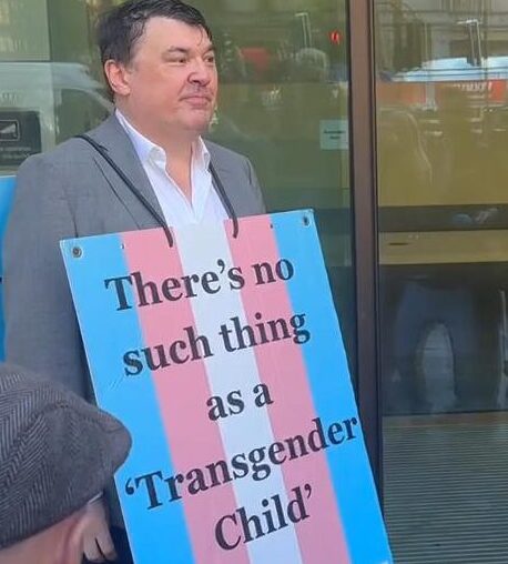 Graham Linehan chucked trans activist’s phone 'because she taunted him about his divorce' courtnewsuk.co.uk/graham-linehan…
