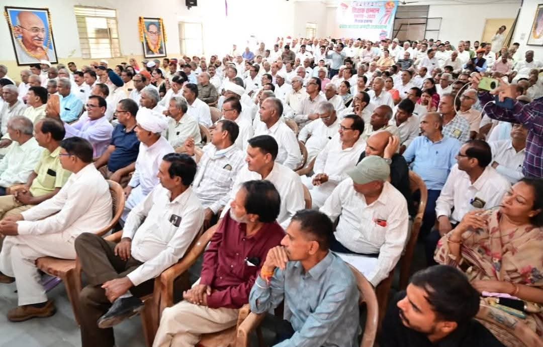 प्रदेश कांग्रेस कमेटी के शिक्षक प्रकोष्ठ के शिक्षक सम्मान समारोह में शामिल होकर शिक्षक दिवस की सभी गुरुजनों को बधाई एवं शुभकामनाएं दी। कार्यक्रम में कांग्रेस प्रदेशाध्यक्ष श्री गोविन्द सिंह डोटासरा जी, विधायक श्री हाकम अली जी एवं वरिष्ठ नेतागण व शिक्षकों की गरिमामय उपस्थिति रही।