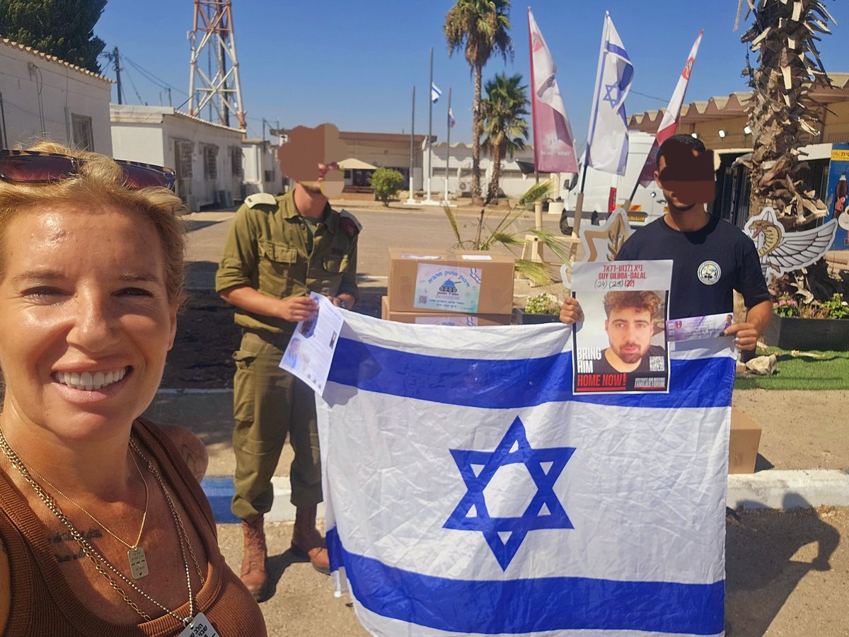 ברגעים אלו אבקש להתפלל עבור גיא, אביתר, שאר החטופים
ולשמירה על חיילי צה"ל הגיבורים שלנו.
גם היום נסעתי לפנק אותם בעוגות וחלות ולומר להם תודה באופן אישי.
אתמול הייתי בפגישה עם ר' מועצת קריית ארבע, ישראל ברמסון, הוא סיפר לי שהיום הם מקיימים תפילות במערת המכפלה, ביקשתי שיתפללו על
