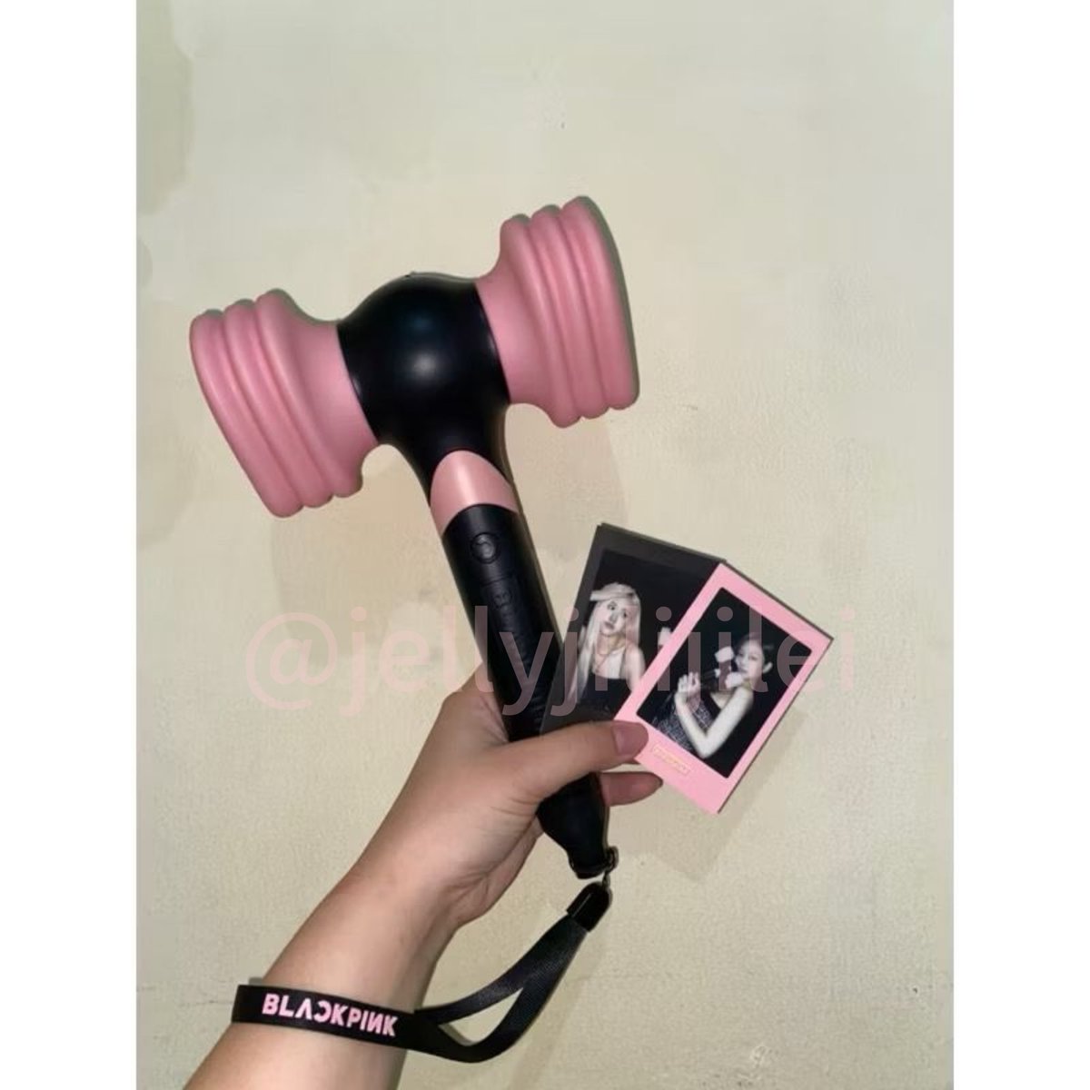 jellyjilijilei's tweet image. WTS - Preloved Lightstick Blackpink v2
• Baru dipakai 1x waktu Born Pink JKT
• Condition 100% good
• Include 2 Rose &amp;amp; Jennie polaroid
• Bisa co dishopee (harga beda)
• CO manual 450k (negotiable)

#wtsblackpink #wtslightstick #wtslightstickblackpink