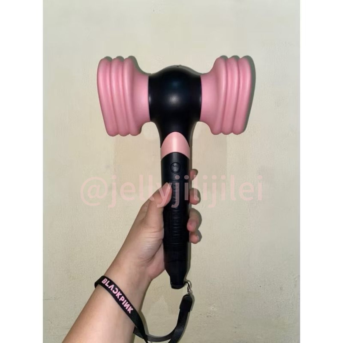 jellyjilijilei's tweet image. WTS - Preloved Lightstick Blackpink v2
• Baru dipakai 1x waktu Born Pink JKT
• Condition 100% good
• Include 2 Rose &amp;amp; Jennie polaroid
• Bisa co dishopee (harga beda)
• CO manual 450k (negotiable)

#wtsblackpink #wtslightstick #wtslightstickblackpink
