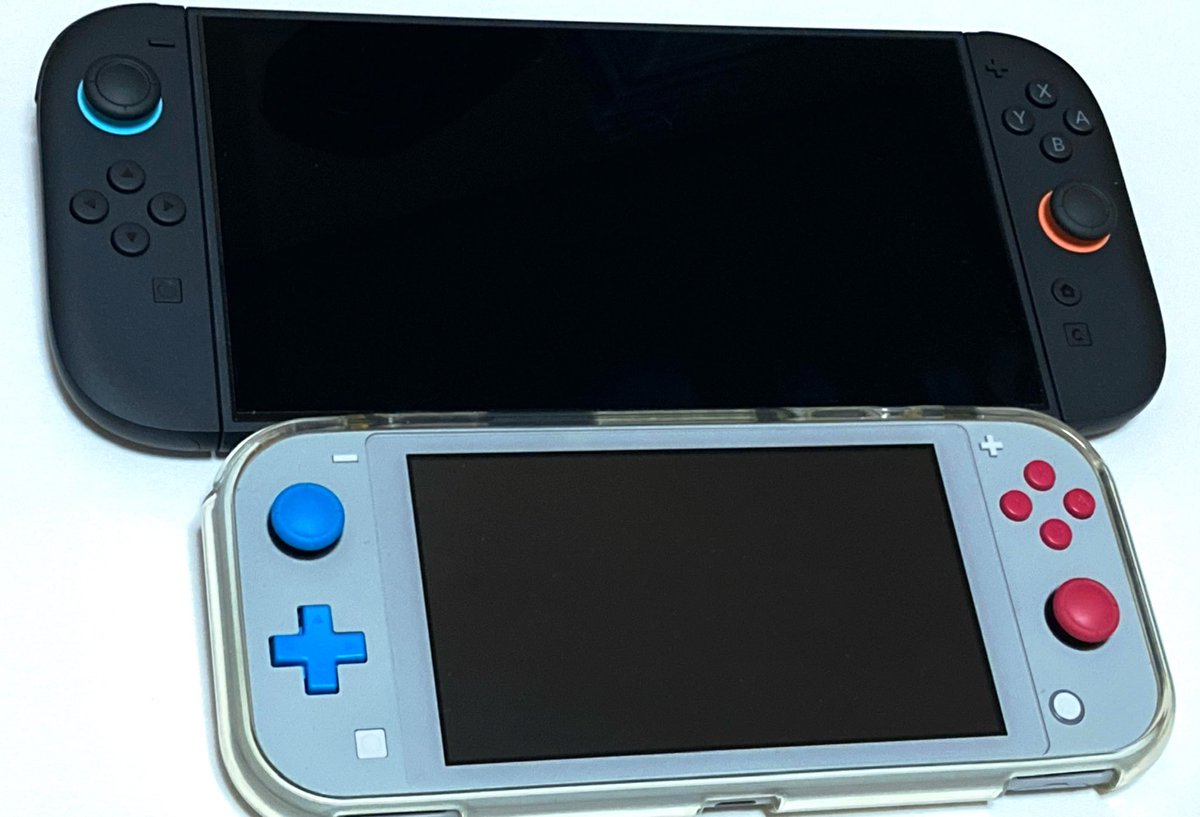 mhotndpi's tweet image. 今まではSwitch Liteを使っていたので比較するとかなり大きい。重い。Joy-Conも初めて触ったな。Switch Lite、6年間ありがとう……！ #NintendoSwitch2 #JoyCon2 #NintendoSwitchLite