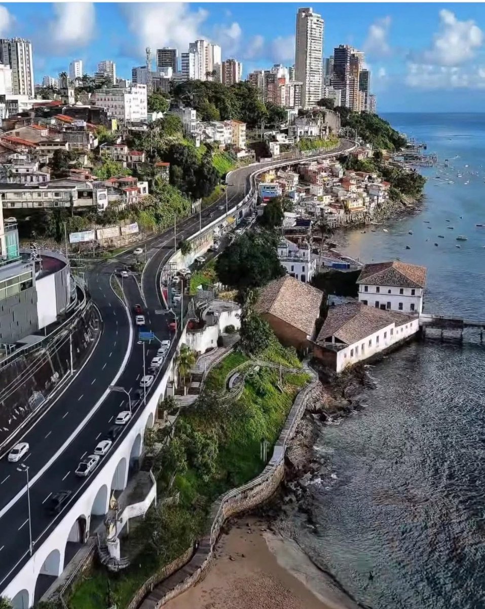 Uma das avenidas mais lindas do mundo, tão mal aproveitada na nossa também tão maltratada a Salvador.

Avenida Contorno.