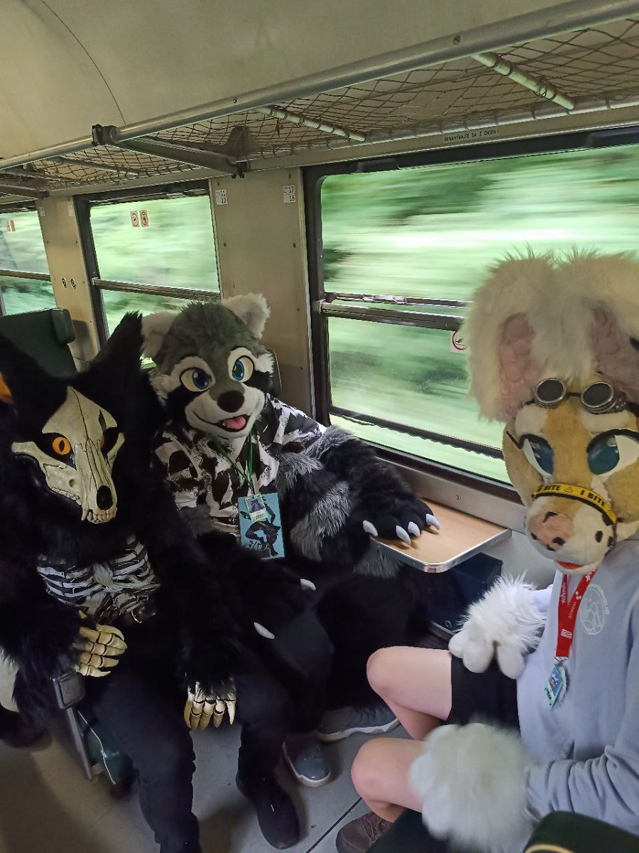 Hey, you wanna join us? We are going to #fursuitfriday

✂️|<a href="/LorfyTheFox/">🐾 Lorfy 🐾</a> &amp; <a href="/Bambilijas/">Bambilijas</a>
📸|@(the)fuzzzdeeke
#FursuitFriday