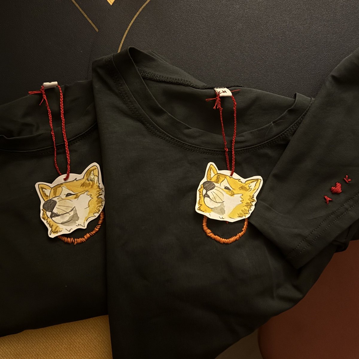 Подарила на годовщину парные футболки с ручной вышивкой, вышивка вышла криво, зато сама 😎 
А вот бирочки к ней я считаю идеально передают вайбы Линча