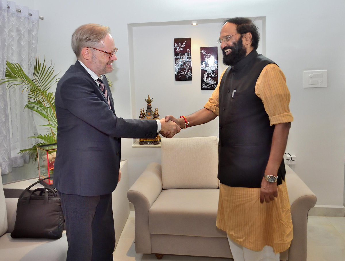 JacobBhoompag's tweet image. Meeting between Minister Uttam Kumar Reddy and Denmark Ambassador Rasmus Christensen

#Discussions on strengthening trade and industrial relations between the two nations

#Invitation for investments in Telangana

Denmark’s Ambassador to India, Mr. Rasmus Christensen, called on…