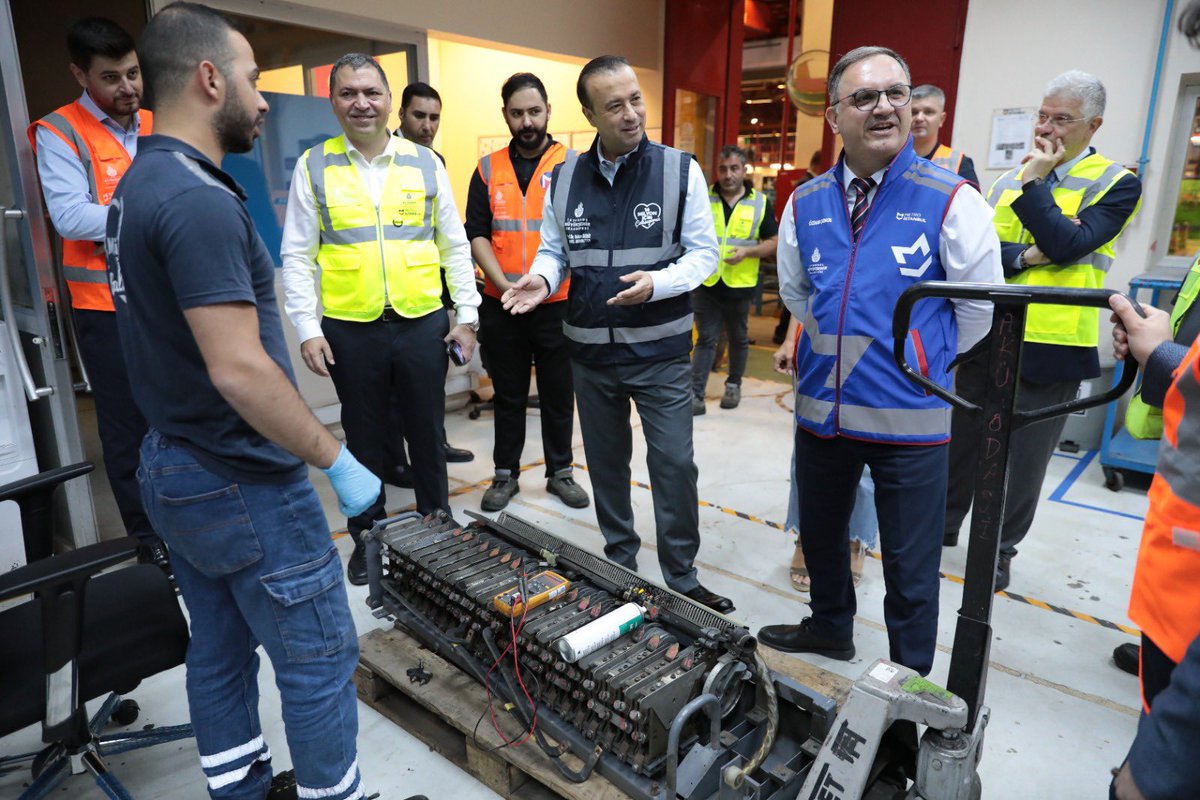 🚇 İstanbul’un gücüne güç katan iştiraklerimizle bir araya gelmeye devam ediyoruz.

Bugün Metro İstanbul’u ziyaret ederek hem yönetim kadrosundan çalışmalar hakkında bilgi aldım hem de Ar-Ge, kumanda merkezi ve atölyeleri gezerek sahadaki süreçleri yerinde inceledim.

İstanbul’un