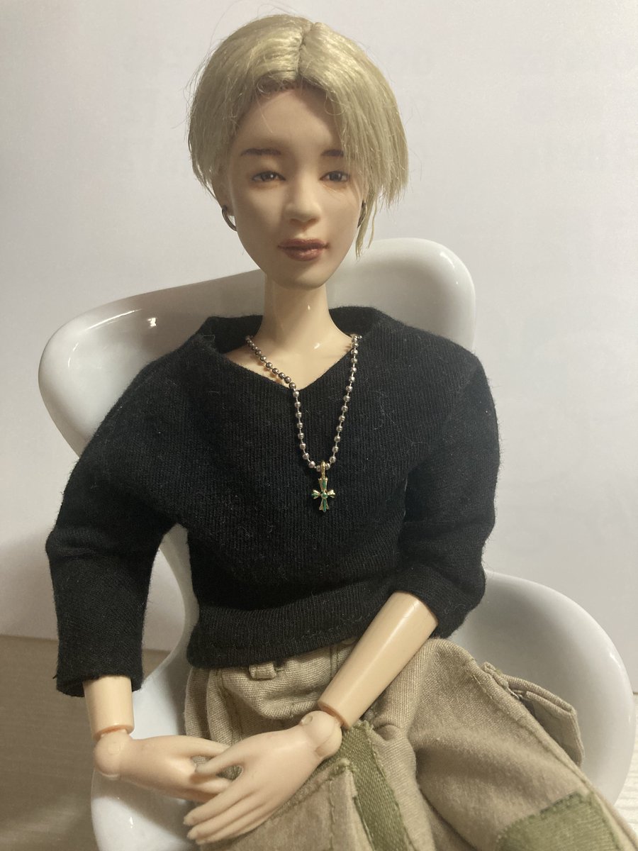 chiemin924's tweet image. 久しぶりのブロンドジミンだね💕︎
我が家のジミンしぃも
ブロンド黒縁メガネになりました😊

 #マテルドールBTS
#セルフリペイント
#手作りドール服