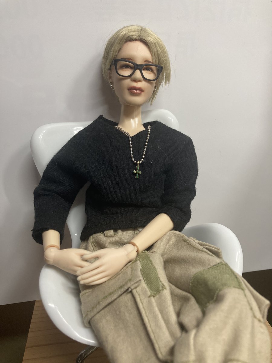 chiemin924's tweet image. 久しぶりのブロンドジミンだね💕︎
我が家のジミンしぃも
ブロンド黒縁メガネになりました😊

 #マテルドールBTS
#セルフリペイント
#手作りドール服
