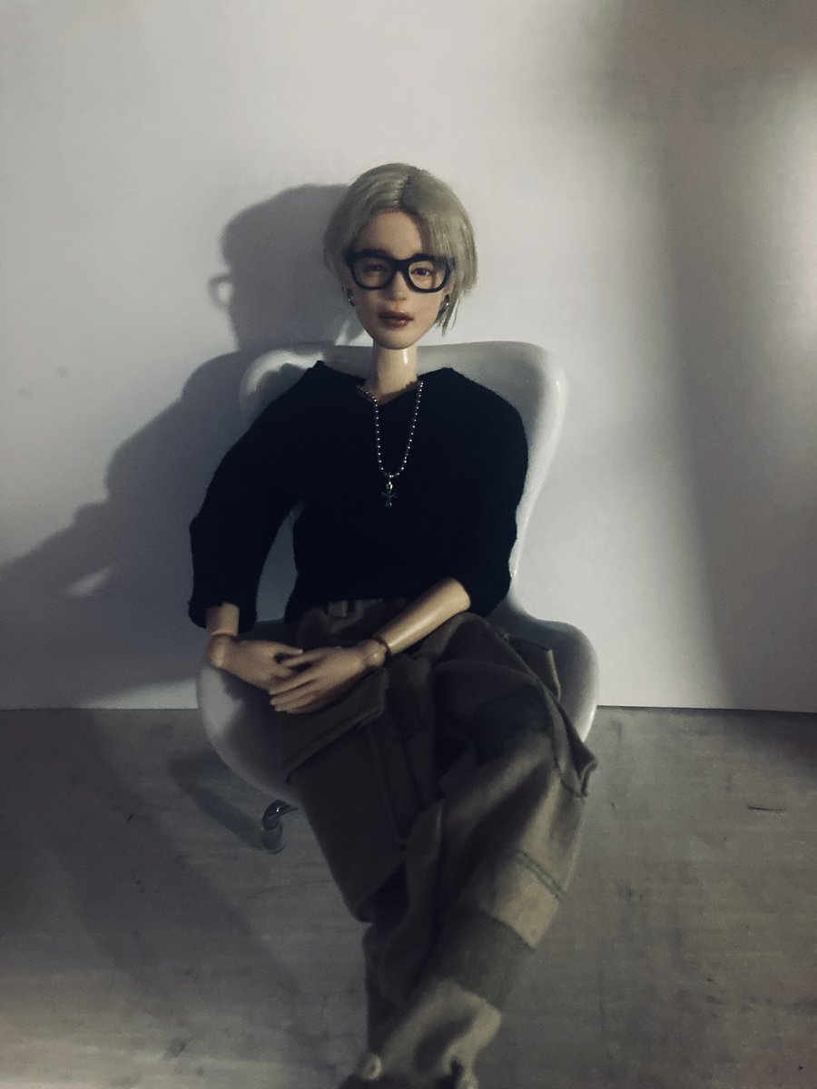 chiemin924's tweet image. 久しぶりのブロンドジミンだね💕︎
我が家のジミンしぃも
ブロンド黒縁メガネになりました😊

 #マテルドールBTS
#セルフリペイント
#手作りドール服