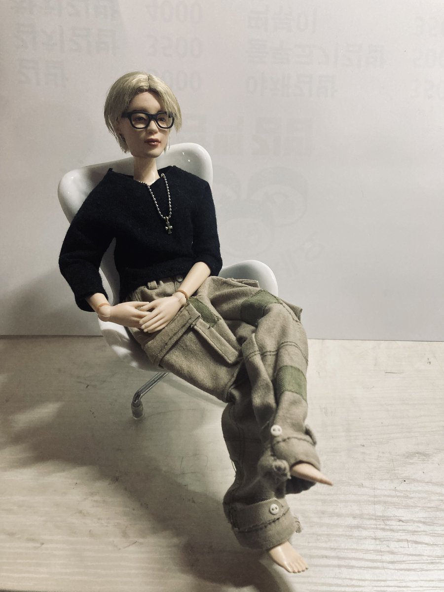 chiemin924's tweet image. 久しぶりのブロンドジミンだね💕︎
我が家のジミンしぃも
ブロンド黒縁メガネになりました😊

 #マテルドールBTS
#セルフリペイント
#手作りドール服