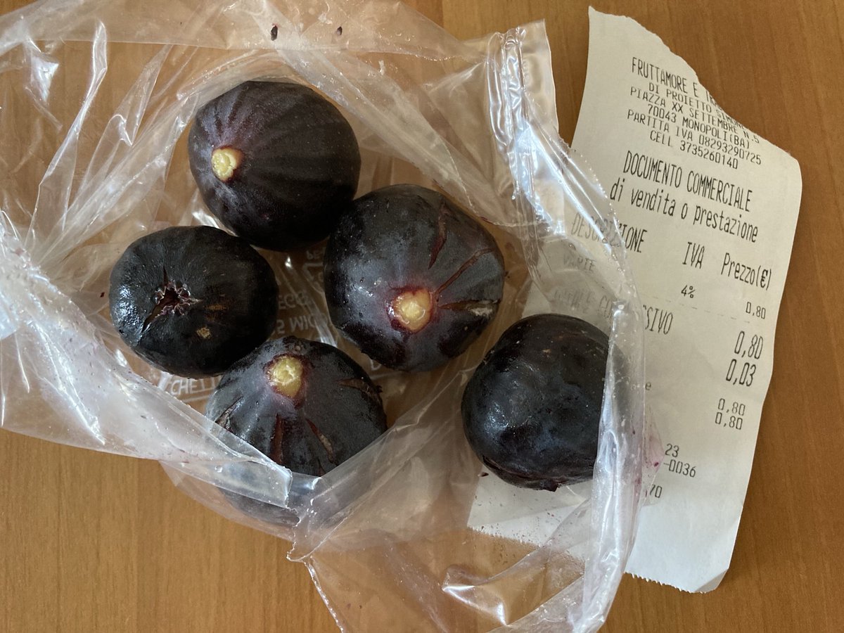 Point 5 (même 10 ou 15 vu les prix très accessibles contrairement en France) fruits par jour :
- Les figues ne sont pas réservées aux salaires mirobolants.
- J’ai découvert la giuggiola et les azeroles dont on fait des confitures.
Pays de rêve décidément (en toute objectivité😂)