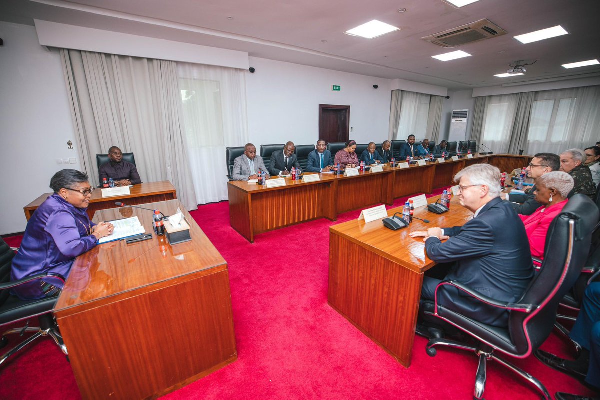 À #Kinshasa, Jean-Pierre <a href="/Lacroix_UN/">Jean-Pierre Lacroix</a> a rencontré la Première ministre <a href="/SuminwaJudith/">Judith SUMINWA TULUKA</a> et des membres du gouvernement. Ils ont fait le point sur les processus de paix et le rôle de la #MONUSCO en appui à la #RDC.