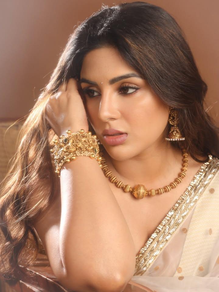 Samyuktha Menon Instagram viral photos leaked selfie clothless romantic onlyfans Pinterest redit pictures  of her juicy curves saari backless salwar shirt ceamy figure tiktok, Imdb, Flickr, Tumblr cleavage exposing navel show armpit juicy lip navel,iduppu,kiss smooch Email Id, WhatsApp Number,