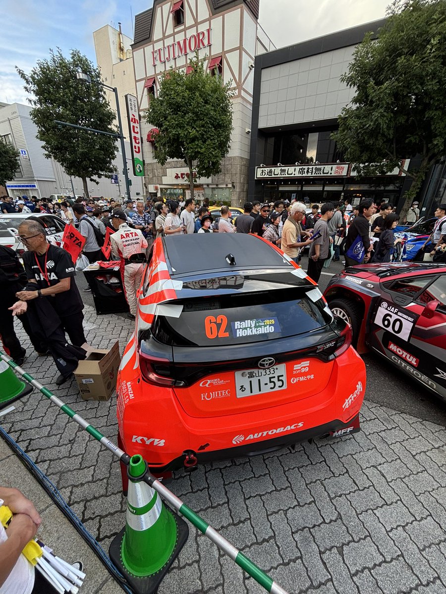 ラリーショー&amp;セレモニアルスタート始まります！
すごい盛り上がりです！

フラッグの配布やお子様用の帽子、さらにSNSをフォローしてくださった方にはオリジナルステッカーを差し上げております！

#ARTA 
#ラリー北海道2025