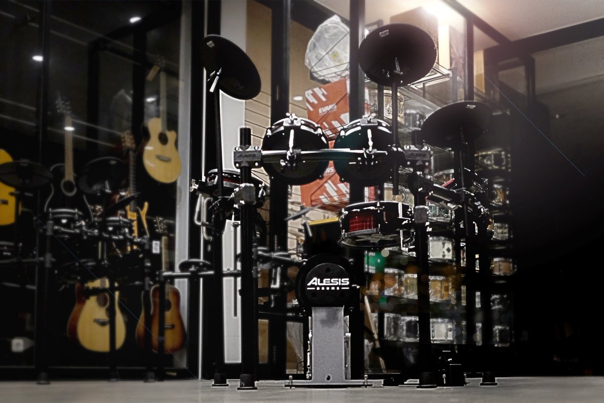 instagram.com/p/DONe2MCk_9k/
○. Drum Elektrik Alesis Nitro Pro
--------------------------------
Alesis Nitro Pro Kit Elektrik Buat kalian yang Serius Tapi Gak Ribet
.
Buat kalian yang pengen main drum tapi gak bikin tetangga ngamuk, Alesis Nitro Pro jawabannya