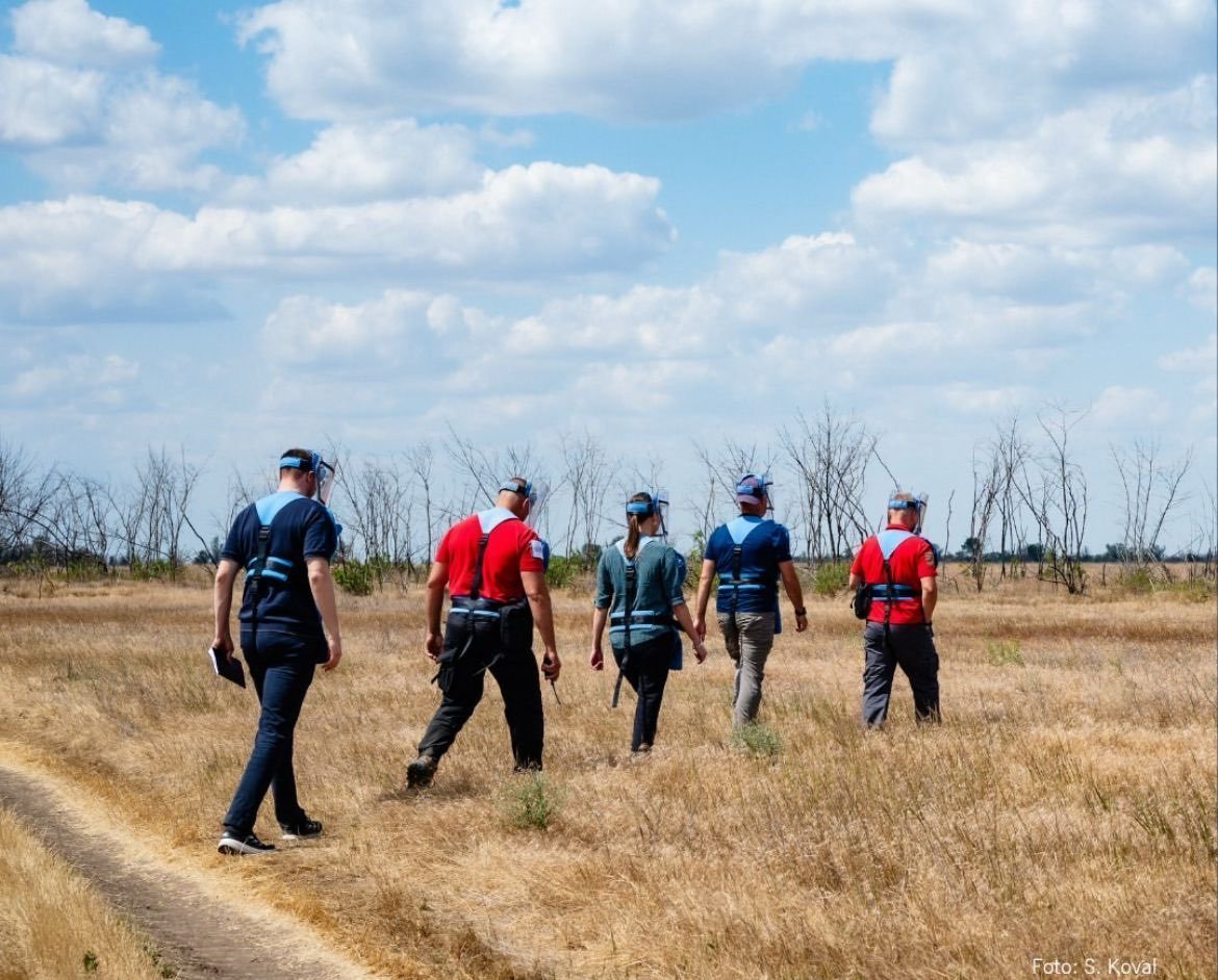 Швеція з глибоким сумом сприйняла новину про російський ракетний удар, в результаті якого загинули та отримали поранення гуманітарні сапери, що працювали на Датську раду у справах біженців у Чернігові. Сьогодні наші думки з родинами, друзями та колегами жертв.