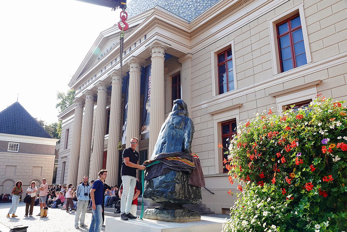 👑✨ Vandaag komt koning Willem-Alexander naar Zwolle… en op het bordes van De Fundatie staat zijn overgrootmoeder Wilhelmina hem op te wachten! 💫 → rtvfocuszwolle.nl/welkom-majeste…

#zwolle #nieuws #koning #willemalexander #fundatie