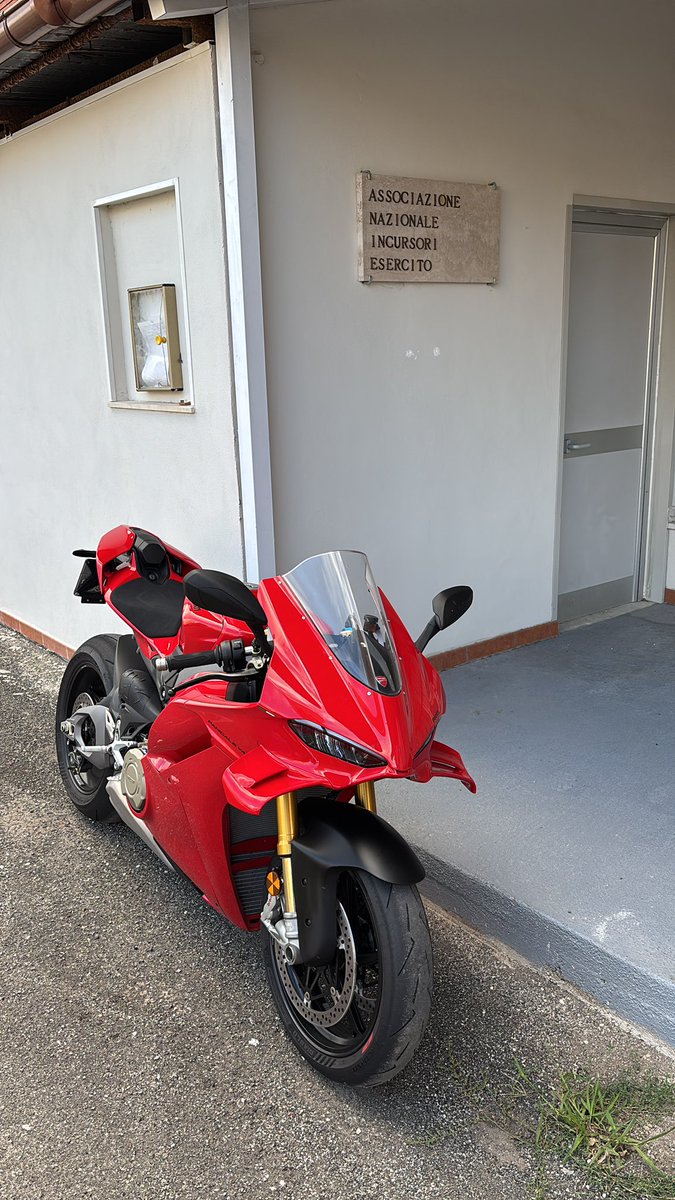 BrandonBecket's tweet photo. Angelica on duty
#Ducati #Panigale #PanigaleV4S
#ANIE #9Reggimento #ColMoschin #IncursoriEsercito @ANIEsercito https://t.co/ge4SP4nATq