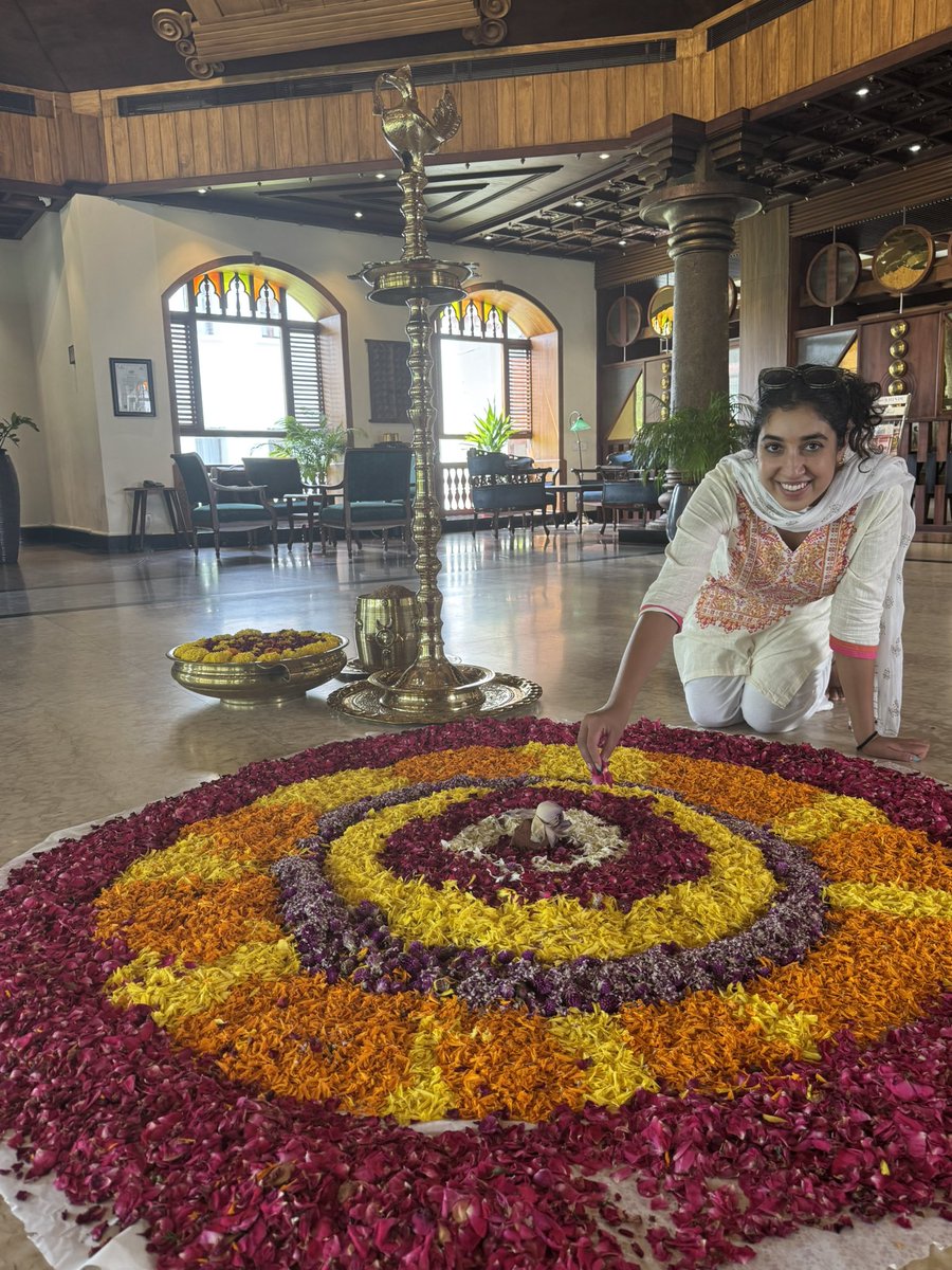 ukinchennai's tweet photo. She then joined in setting up a colourful pookalam 🌼, a floral design that’s at the heart of Onam traditions. 2/n https://t.co/w1s5i0fq2U