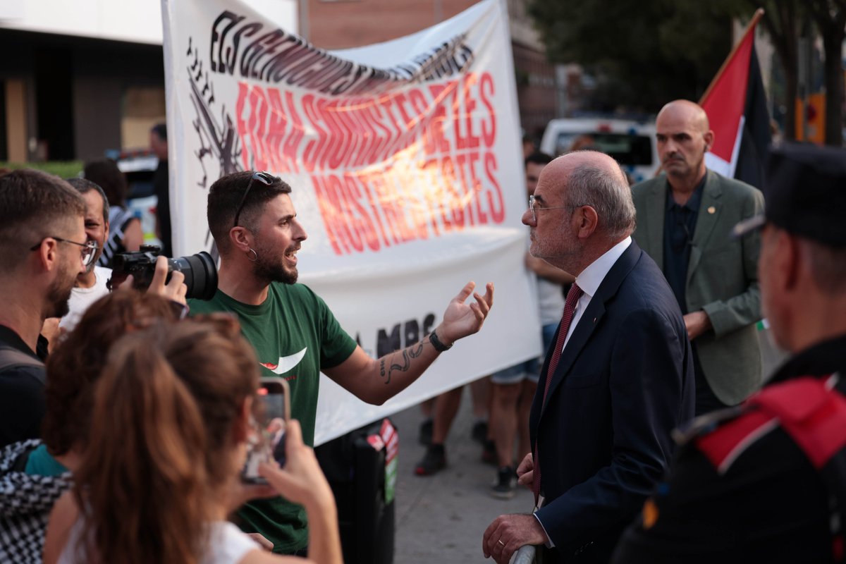 iSabadellcat's tweet photo. Agitada recepció de #FMSBD25: la protesta contra Israel es deixa notar però les reivindicacions policials, amb pirotècnia i molt fum, fan escac a l'acte. Farrés es veu forçada a reduir el seu discurs, en el que condemna el "genocidi" a Gaza. 

https://t.co/IksePIGVox https://t.co/dmIVYff765
