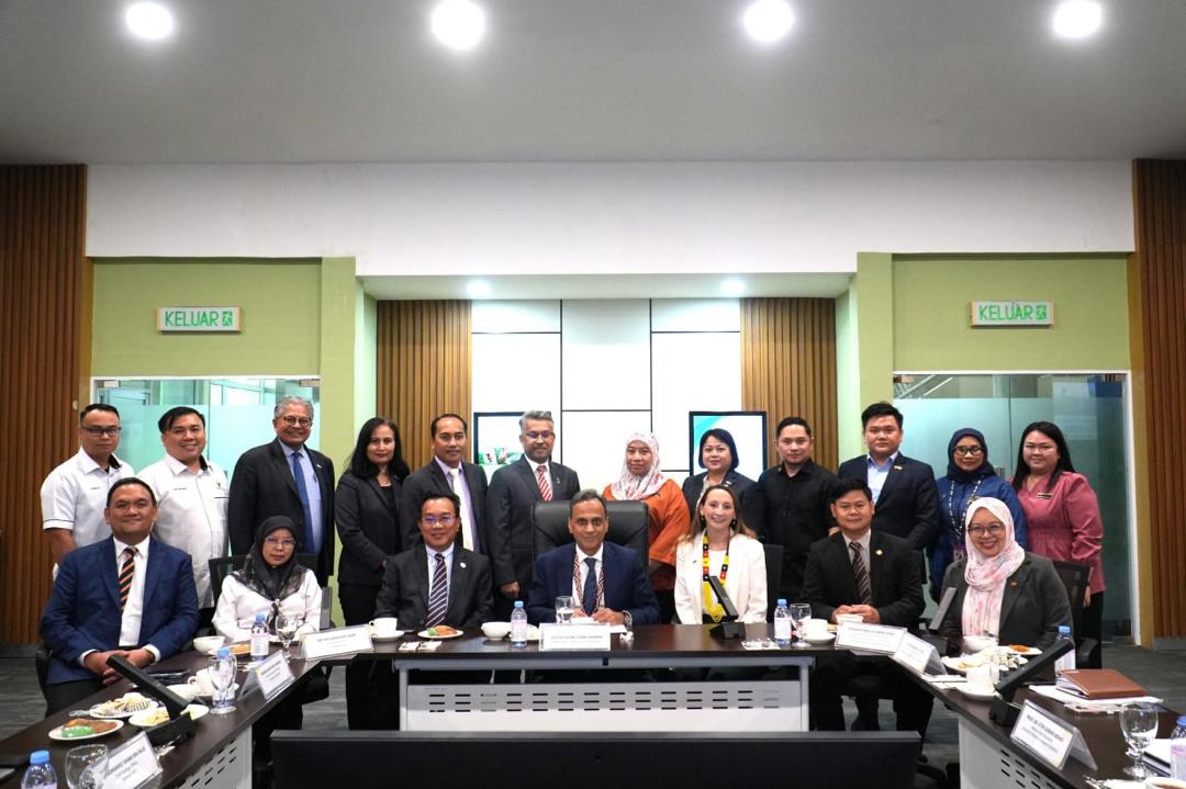 UKinMalaysia's tweet image. Strengthening partnerships for future-ready education. 🇬🇧🇲🇾

High Commissioner Ajay Sharma connect with #Sarawak Skills to explore #innovative pathways for skills development and collaboration.